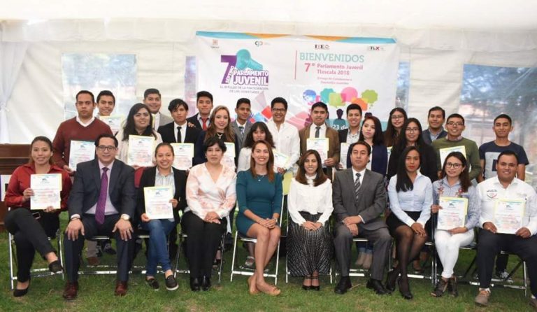 Sandra Corona Padilla entrega constancias del Séptimo Parlamento Juvenil