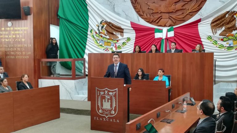 A 100 años de constitución llama gobernador a unidad