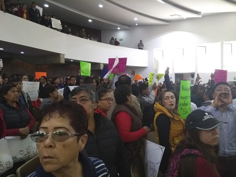 Por la fuerza irrumpen sindicalizados en el Congreso por recorte presupuestal