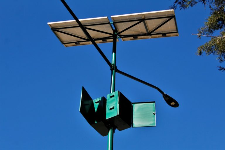 Reportan vecinos robo de más de 10 pilas de lámparas solares del Beatriz Paredes; cada una cuesta $25,000