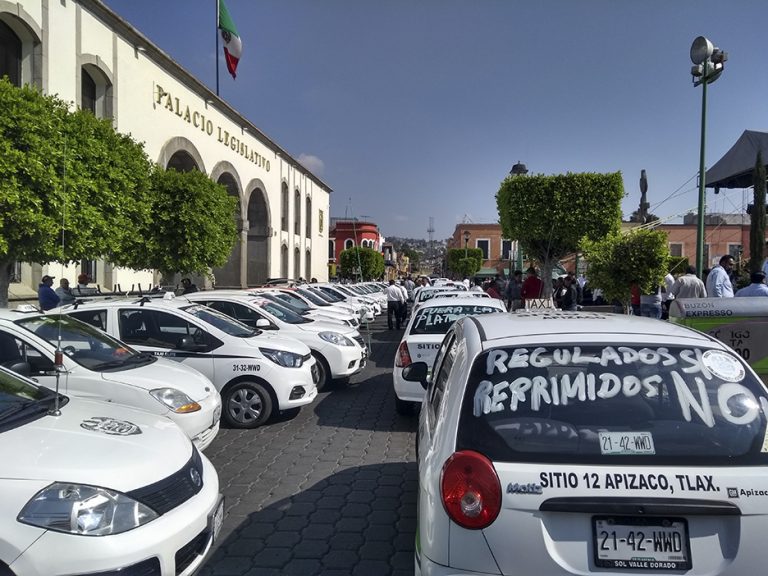 Sitian transportistas el Congreso, rechazan Ley de Movilidad