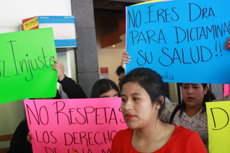 Madre pide respetar sus derechos y los de su hija