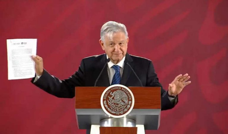 AMLO firma compromiso para no reelegirse; con 6 años bastará, afirmó
