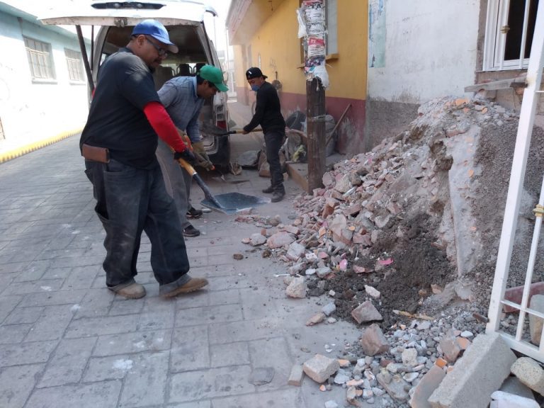 A petición ciudadana, limpia calles de escombro y mejora movilidad servicios municipales de Zacatelco