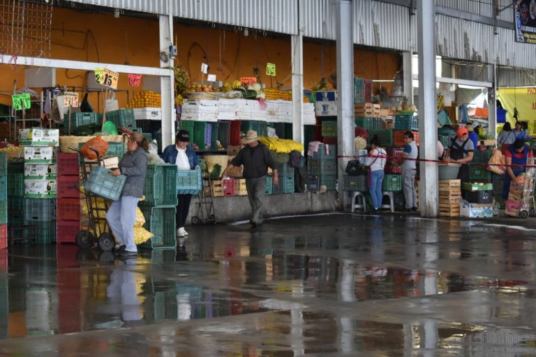 Por sanidad y correcta distribución de comerciantes, limpian Mercado Ignacio Bonilla
