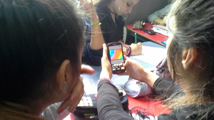 Uso de teléfonos celulares en clase podría quedar prohibido por ley