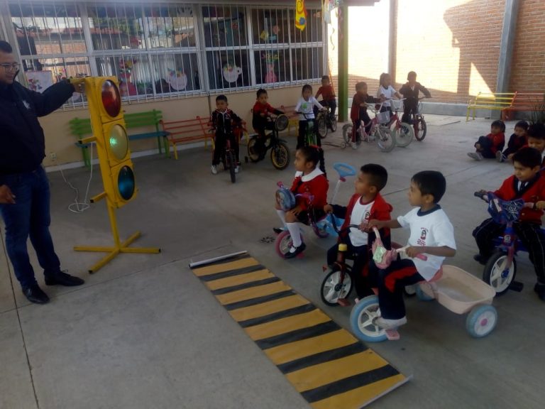 Con carritos y bicicletas simulan a conductores para enseñar educación vial en Zacatelco