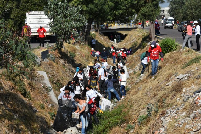 Estudiantes, vecinos, docentes y funcionarios limpian barranca Nextlalpan en Zacatelco