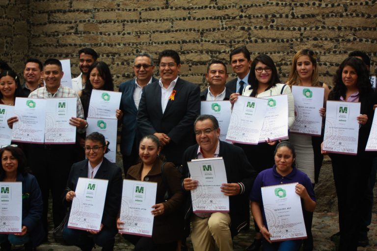 Entregan distintivos a hoteles y restaurantes para la mejora turística