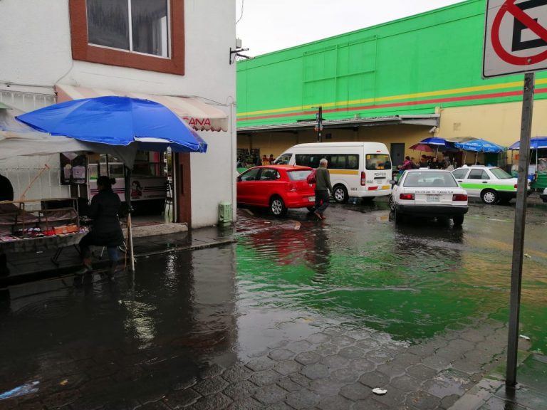 Inundaciones, asaltos, baches, el caos de la capital