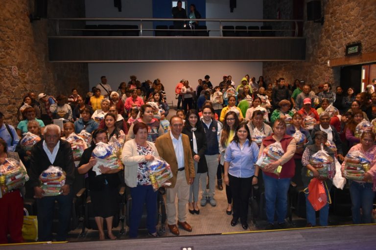 Reciben 400 familias vulnerables productos de la canasta básica en Zacatelco