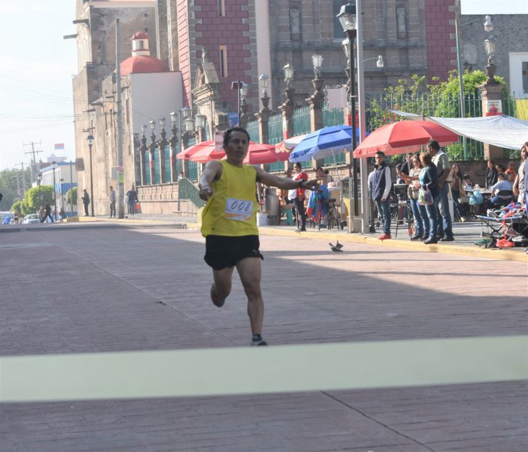 Gana huamantleco contra más de 120 participantes en Carrera del Día del Padre de Zacatelco