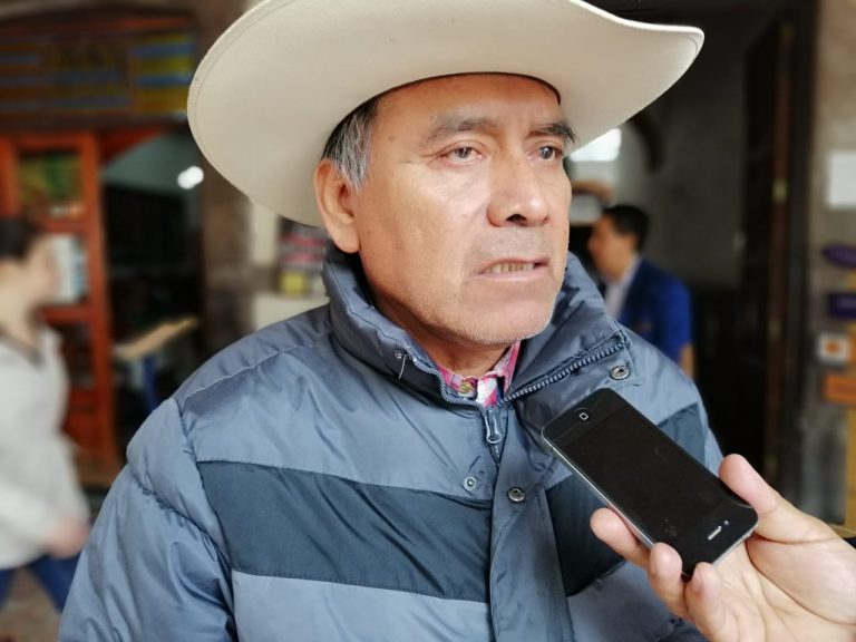Reprueban campesinos gira del gobernador en el Vaticano