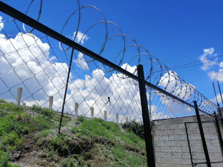 Mínimos avances en retiro de Malla antimigrante reflejo de estigmatización