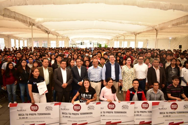 Entregadas 859 becas Tu Prepa Terminada en explanada de Zacatelco