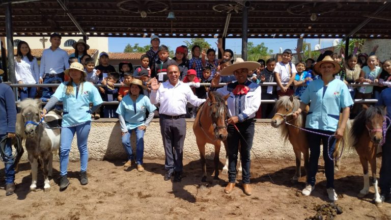 Equinoterapia, parte de las actividades de cursos de verano en Zacatelco