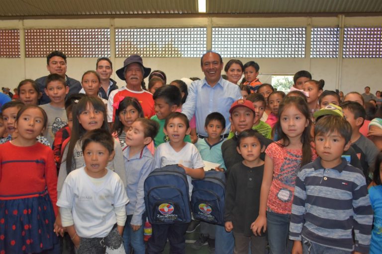 Se entregan 400 paquetes escolares a estudiantes en Zacatelco