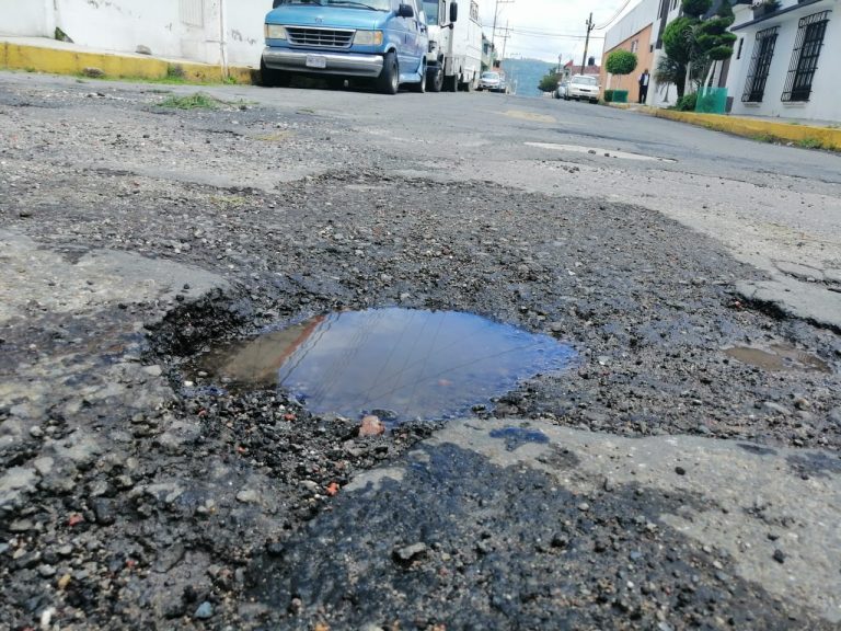 Ninguna de las 47 calles de la Loma Xicohténcatl se salva de desperfectos