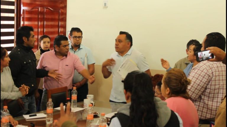 Pobladores de Tetla irrumpen cabildo para exigir transparencia y acciones de impacto en el municipio