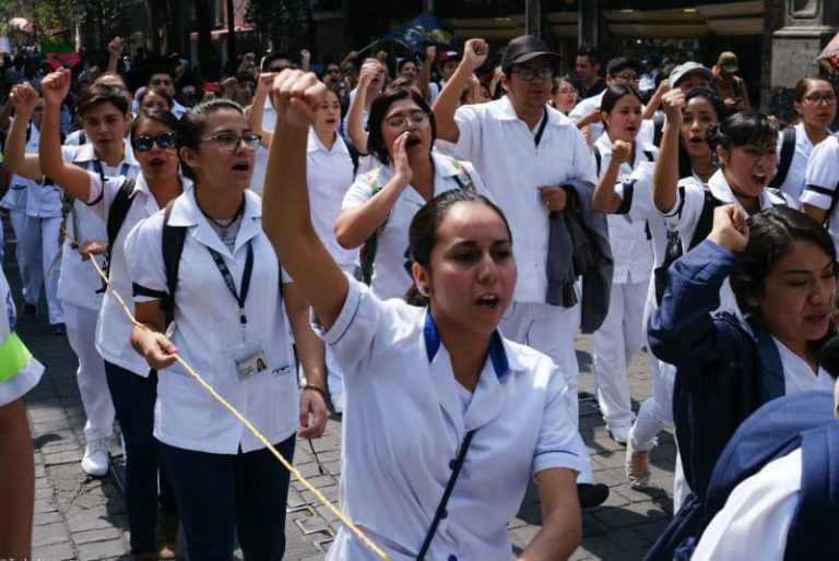 Pasantes de medicina en Tlaxcala se suman al paro nacional; retienen sueldos y reducen sus becas