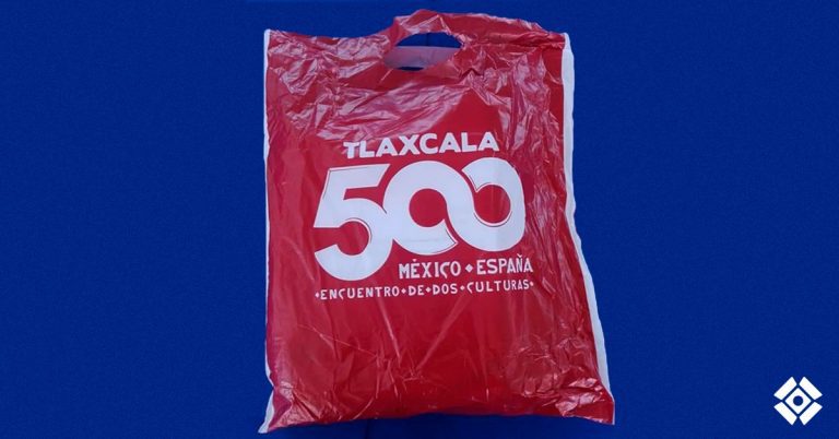 Veta gobierno ley antiplásticos, entrega útiles en bolsas