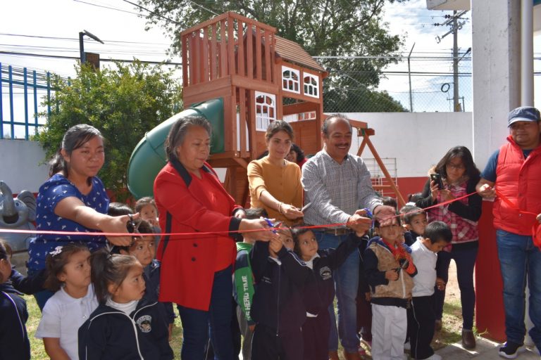Inauguran juego infantil en jardín de niños de Zacatelco