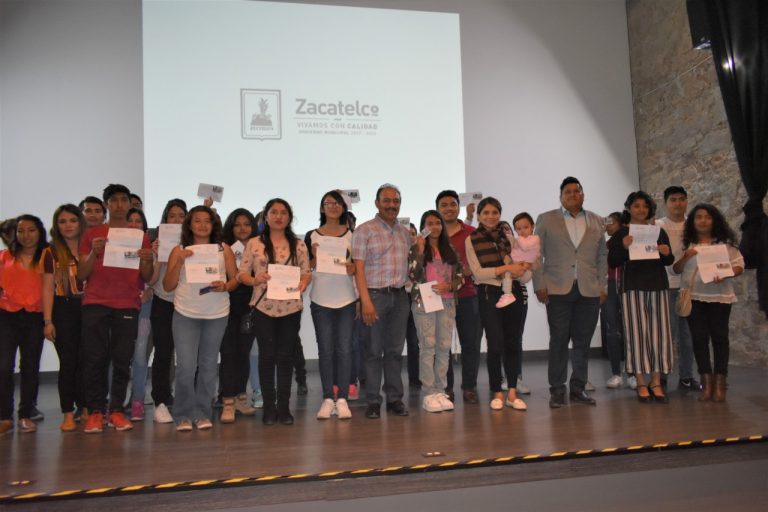 Entregan tarjetas “Convive Joven” a jóvenes de Zacatelco