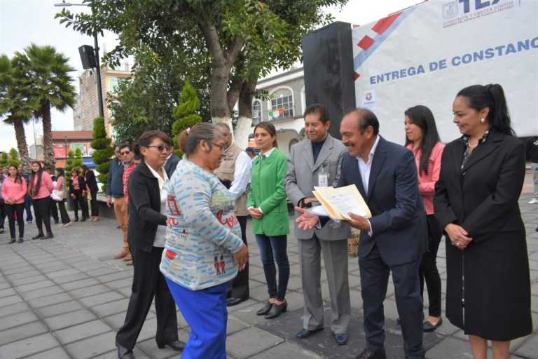 Reconocen a adultos mayores en Zacatelco