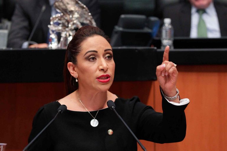 Adriana-Davila-Escenario-Tlx-senado.congreso-scaled.
