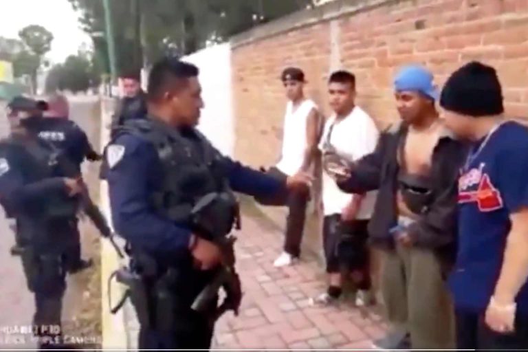 VIDEO: Con rimas, raperos tlaxcaltecas youtubers evitan ser detenidos