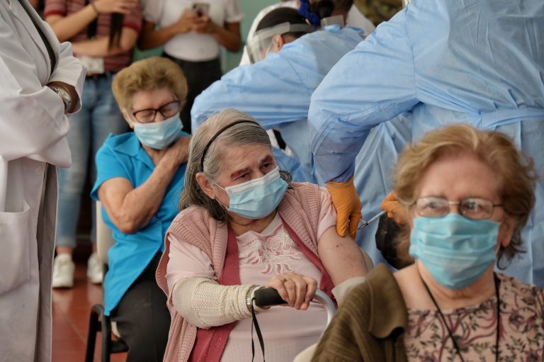 Avanza 80% vacuna a adultos mayores en Tlaxcala; ¿Y los contagios?