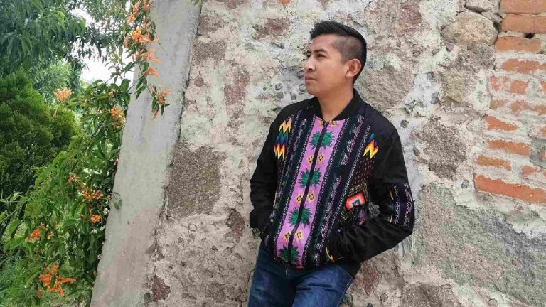 Le dijeron que no podía ser profe; hoy enseña náhuatl en TikTok e inglés en aulas
