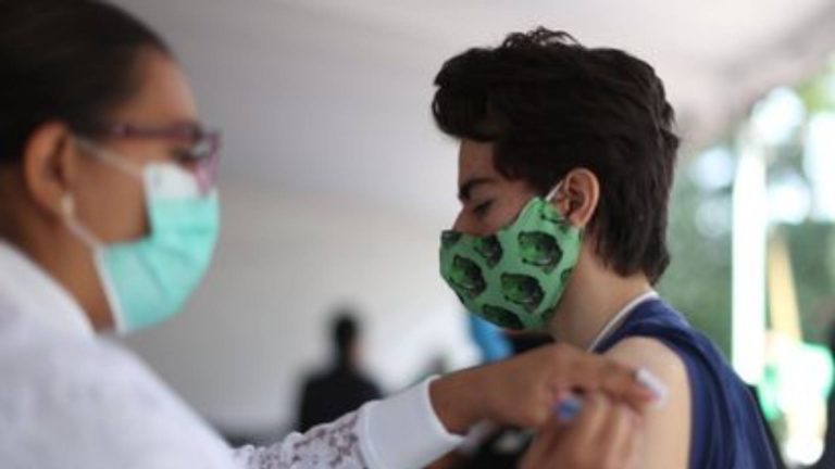 Vacunarán con Pfizer a jóvenes de la Capital este finde