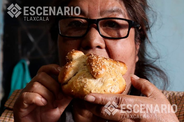 La familia de estos tres jóvenes en Tlaxcala elabora pan de muerto