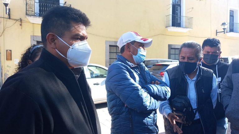Con uso de la fuerza quieren quitar a comerciantes de la Plaza Xicohténcatl