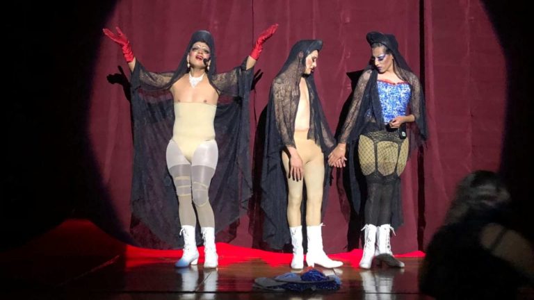 Tlaxcala reflexiona el insulto «muerde almohadas» con Mujercitos Cabaret
