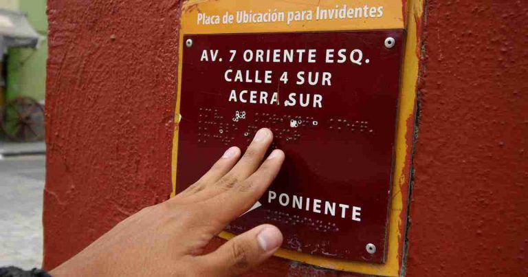 ¡Lástima que la foto es Puebla! ¿Cómo y dónde urge braille en Tlaxcala?