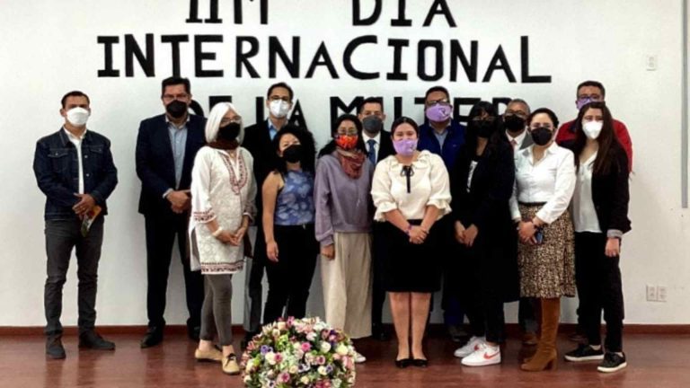 Mujeres tlaxcaltecas conversan en Plantel Azteca de sus historias y el 8M