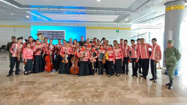 Orquesta Infantil de Santa Cruz Tlaxcala toca Piel Canela en nuevo aereopuerto