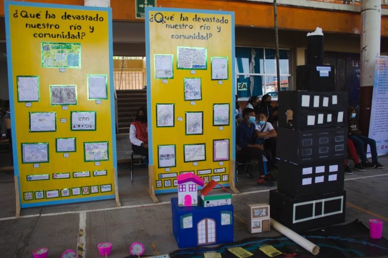 Fray Julián platica de las maravillas del Río Atoyac en primaria de Tepetitla
