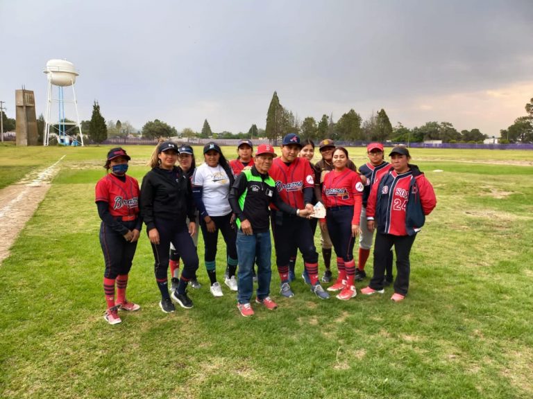 Sin cancha ni apoyos, liga de softbol en Tlaxcala va a campeonatos