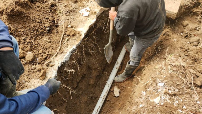 Reparan fuga de agua en la calle prolongación Galeana en Tepetitla