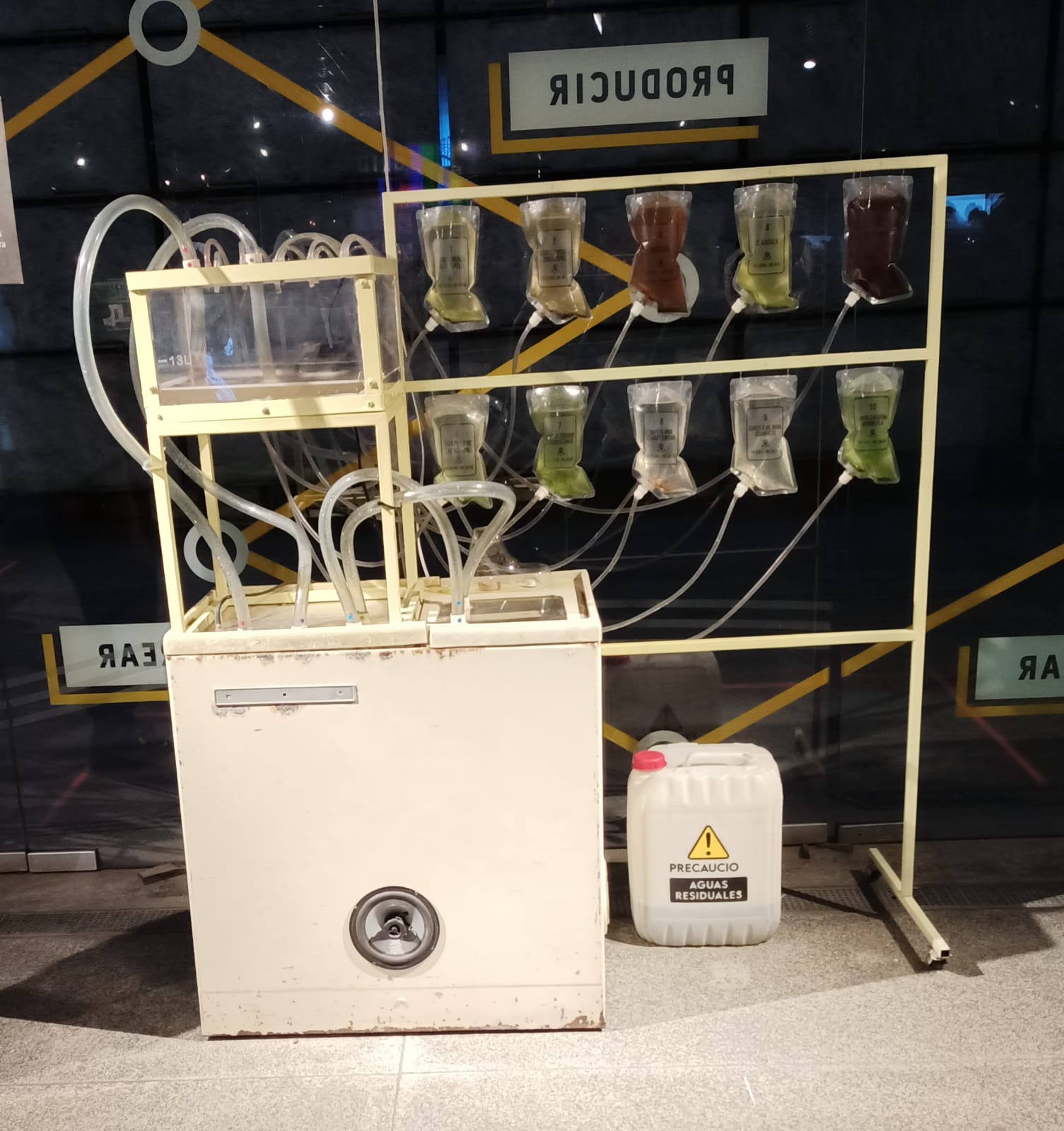 Lavadora de aguas residuales, pieza que crítica los problemas con el agua 3 aguas-residuales