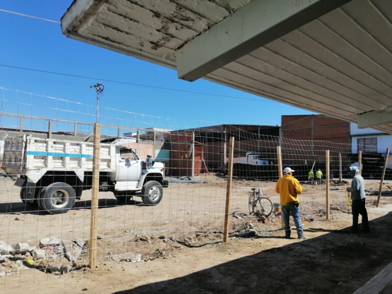 Derrumbe de barda en preescolar de Chiautempan sigue causando molestias