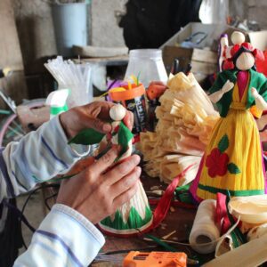 Las hojas de maíz se transforman en obras de arte gracias a artesanas de Españita