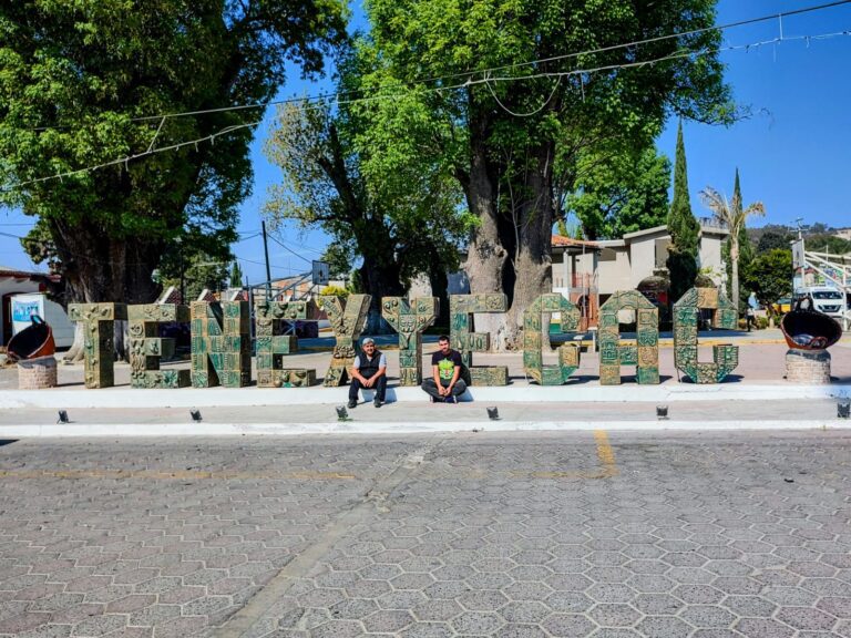 Letras monumentales en Tenexyecac, homenaje a la alfarería