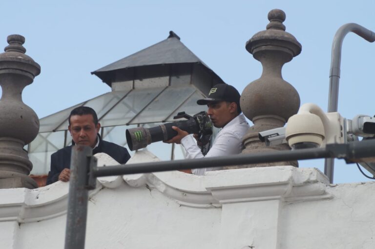 César N. en la azotea de palacio en el 8M2023 expone el pacto patriarcal en Tlaxcala, pese a más de 20 denuncias por acoso