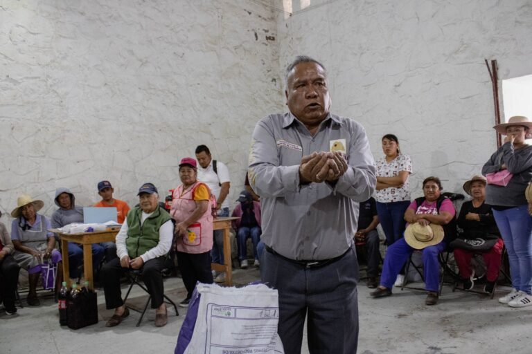 Entrega Gobierno de Tepetitla de Lardizábal fertilizantes gratuitos para productores agrícolas del municipio.
