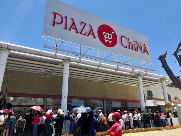 Plaza China- explotación laboral-turismo-economía