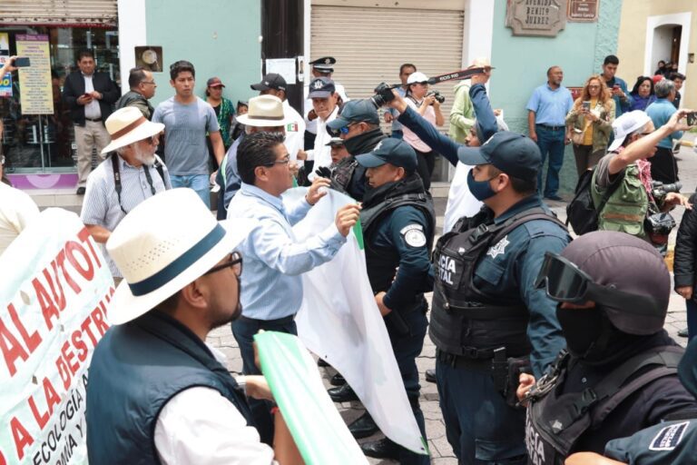 Manifestantes en contra del autotrén son reprimidos por granaderos y policías estatales en Tlaxcala